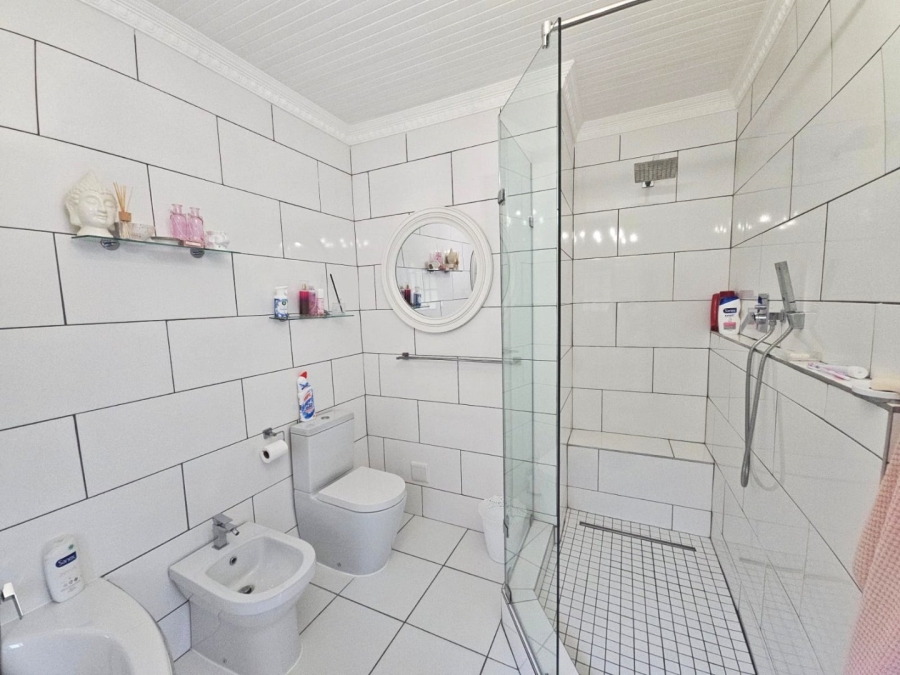 6 Bedroom Property for Sale in Kingfisher Creek Western Cape